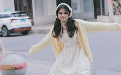 坐在老师的紫根上写作业